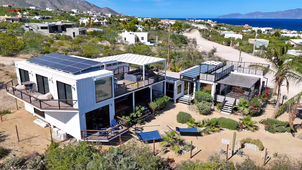 20 Knots and 30 Knots homes with the bay beyond, El Sargento